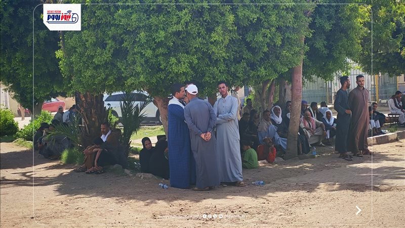 صورة للأهالي من خارج