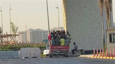 بعد حادث الإسماعيلية.. صور تثير الجدل لعمال داخل سيارة نقل