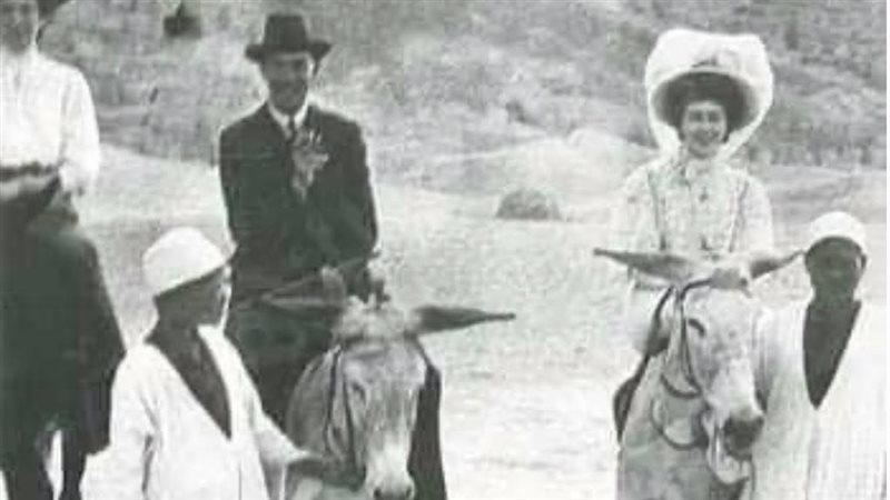 مروا من هنا