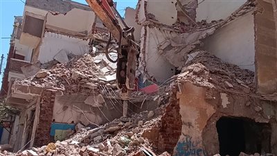 حرصًا على سلامة المواطنين.. هدم 12 عقارًا آيلاً للسقوط بكفر الشيخ| صور