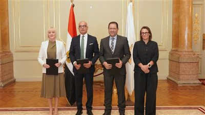 عين شمس وإكستر البريطانية توقعان اتفاقية لإنشاء حرم جامعي دولي بمصر