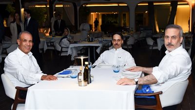 لقاء أخوي بين وزير الخارجية ونظيريه السعودي والتركي في مدينة العالمين