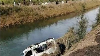 بسبب السرعه الزائده انقلاب ميكروباص فى ترعة بالعياط