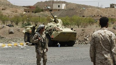 الجيش اليمني: قتيل و8 مصابين وفقدان بحارين في قصف حوثي لميناء المخا