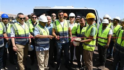 وزير الصناعة يتفقد مصنع إنتاج السبائك بشركة سيناء للمنجنيز