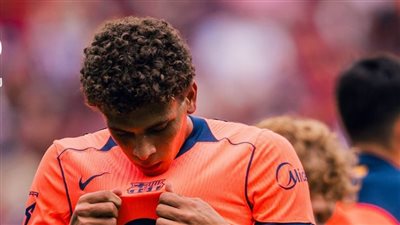 حمزة عبد الكريم بجوار لامين يامال في هجوم برشلونة ضد الأهلي