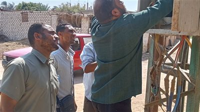 حملة مكبرة لضبط سرقة التيار الكهربائي في نجع حمادي.. تحرير محاضر للمخالفين