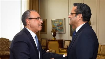وزير الخارجية يلتقي نقيب الصحفيين لتعزيز التعاون والتواصل مع الصحافة الوطنية