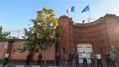 إيران تمنع موظفين في السفارة الفرنسية من العودة وتتهمهما بانتهاك اتفاقية فيينا