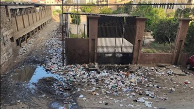 تراكم القمامة بجوار كلية حقوق بنها يهدد الأهالي والطلاب.. ومطالب بالتدخل 