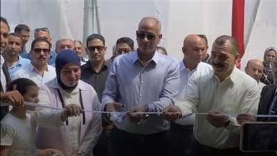 أسعار مخفضة.. محافظ كفر الشيخ يفتتح معرض أهلا مدارس بمدينة فوة