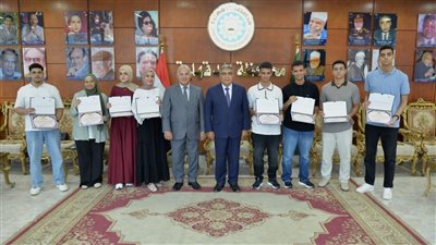 محافظ الدقهلية يُكرم 8 طلاب من أوائل الثانوية العامة ويمنحهم مكافآت مالية