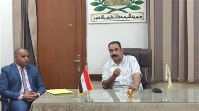 تعليم الأقصر يراجع خطة تأمين المدارس ويحذر من الدعاية السياسية والتجارية