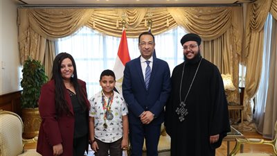 المهندس رأفت هندي يكرّم الطفل مارتيروس مينا لتميزه العالمي في البرمجة