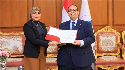 رئيس جامعة كفر الشيخ يهنئ د.آيات شمس الدين بمناسبة تعيينها عميدة لـ الآداب