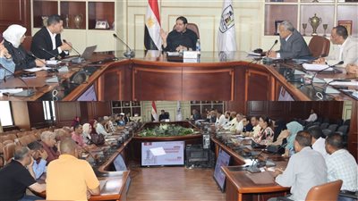 نائب محافظ بني سويف يبحث ملفات محطات أبراج المحمول 