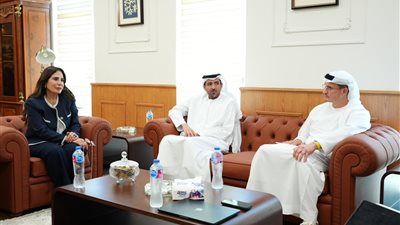 وزيرة الإسكان تلتقي بمجموعة 