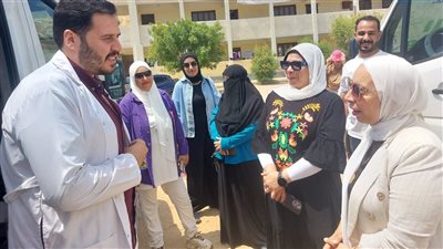 الكشف على ١٥٣١ مواطنًا خلال قافلة طبية بقرية الشهيد خيري