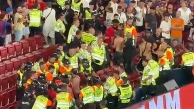 طرد مشجعين مصريين من ملعب كامب نو أثناء مباراة الأهلي وبرشلونة