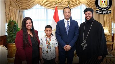 وزير الاتصالات يكرم طفلًا عمره 10 سنوات لتميزه في البرمجة والروبوتات