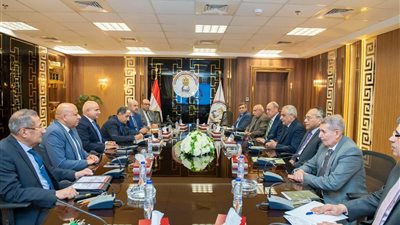 وزير الإنتاج الحربي يبحث مع رئيس اقتصادية قناة السويس تعزيز التكامل الوطني