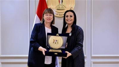 وزيرة التضامن تودع المنسق المقيم للأمم المتحدة في مصر وتكرمها بدرع الوزارة