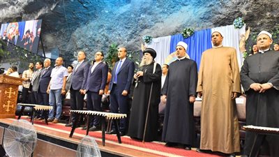 محافظ أسيوط بدير السيدة العذراء وكنيسة سيدة الانتقال بدرنكة لتقديم التهنئة 