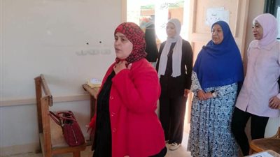 انتظام اللجان..مدير عام المواد الثقافية بالسويس الأزهرية تتابع الامتحانات 