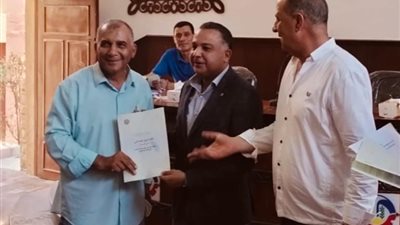 نائب محافظ البحيرة يسلم 24 عقدًا لتقنين أوضاع أملاك الدولة للمواطنين بالدلنجات
