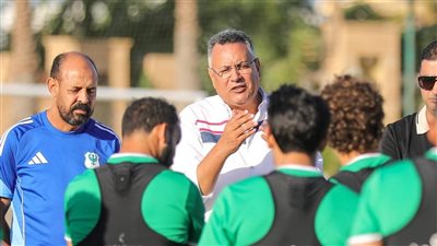 الحسيني أبو قمر و محمد موسى يجتمعان بلاعبي المصري قبل بدء الدوري الممتاز