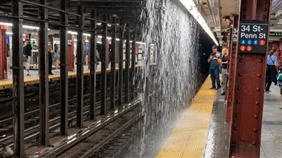 أمطار غزيرة تغرق محطة مترو في نيويورك وتحذيرات من أعاصير وفيضانات