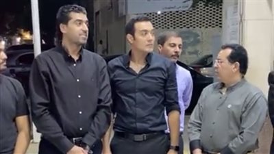 بحضور نجوم الفن .. حسن عيد يستقبل عزاء زوجته في مسجد الحامدية الشاذلية | صور