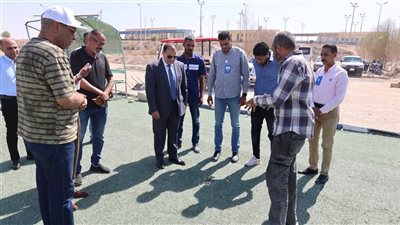 رئيس جامعة قنا يتابع أعمال تطوير ملعب كرة القدم الكبير بجامعة قنا