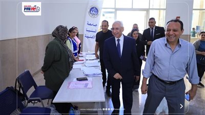 رئيس جامعة المنيا الأهلية يتابع انتظام استلام أوراق المقبولين بالمرحلة الأولى