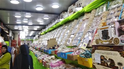حلاوة المولد تزين شوارع السويس.. إقبال كبير على الشوادر والمحلات قبل الاحتفال 