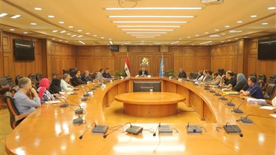 رئيس جامعة السويس يترأس اجتماع لجنة تقييم الأداء الجامعي لمتابعة الملفات