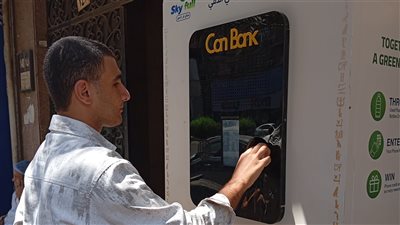 بعد 4 أيام من التشغيل.. إقبال كبير على ماكينات تدوير المخلفات بالجيزة