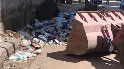 رفع 1048 طنًا من بؤر المخلفات والتراكمات في يوم واحد بمراكز ومدن وأحياء الغربية