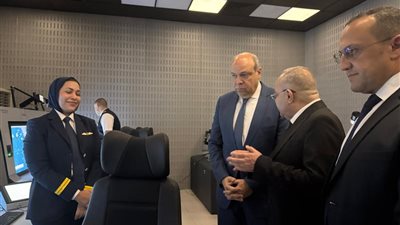 وزير الطيران يتابع التشغيل التجريبي للأنظمة الرادارية الحديثة بمطار القاهرة