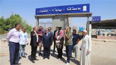 أحمد عكاوي يتفقد أعمال تطوير بوابة المكتبات بجامعة قنا