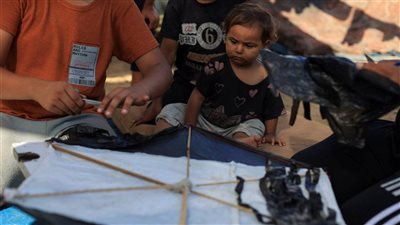 بعد تهديد إسرائيلي بالتصعيد.. تحذيرات لأطفال غزة من اللعب بالطائرات الورقية