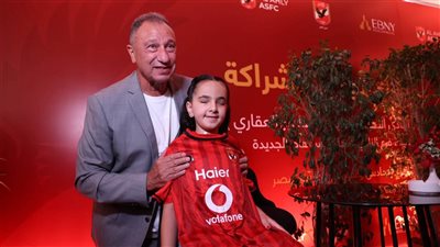 محمود الخطيب يستقبل الطفلة مودة محمد من ذوي الهمم ويهديها تيشيرت النادي
