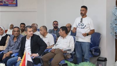 محافظ السويس يستمع لمطالب المواطنين ويوجه بحلول عاجلة في إطار القانون