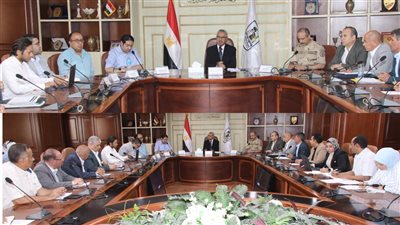 محافظ بني سويف يناقش مستجدات موقف مشروعات «حياة كريمة» بقرى مركزي ببا وناصر