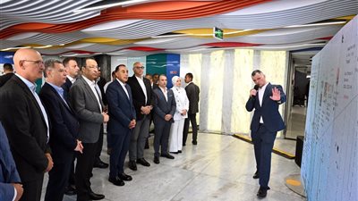رئيس الوزراء يتفقد شركة 