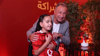 الخطيب يستقبل الطفلة مودة محمد ويهديها قميص الأهلي (صور)