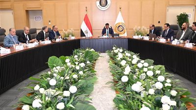 وزير الصناعة يعقد اجتماعًا مع غرفة صناعات مواد البناء بهدف تعزيز الإنتاج
