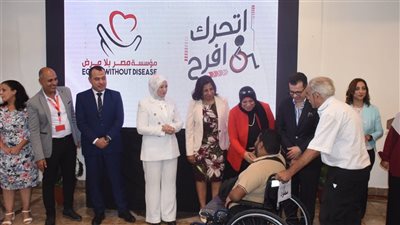 نائبة محافظ الإسكندرية تشهد توزيع الكراسي المتحركة ضمن مبادرة اتحرك افرح