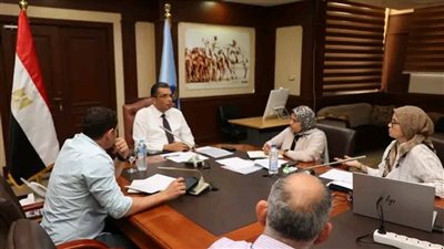 محافظ البحر الأحمر يعقد اجتماعا لبحث سبل عربات الطعام فى مدن المحافظة الرئيسية