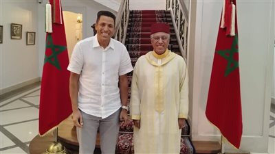 سفير المغرب يستقبل مدرب الأهلي حسين عموتة بمقر السفارة بالقاهرة
